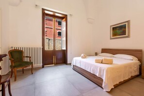 Tabla de planchar con plancha y acceso a internet 