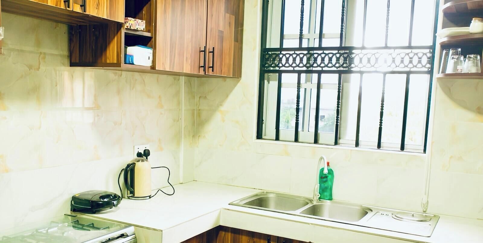 冷蔵庫、電子レンジ、オーブン、コンロ