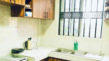 Een koelkast, een microgolfoven, een oven, een kookplaat