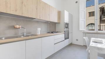 Kühlschrank, Mikrowelle, Herdplatte, Geschirrspüler