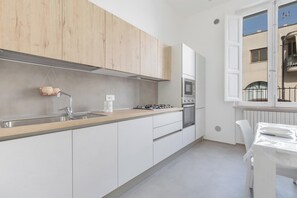 Réfrigérateur, micro-ondes, plaque de cuisson, lave-vaisselle
