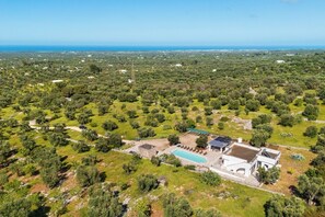 An aerial view of a property with a swimming pool, a large house, and surrounding greenery. - Villa Matilda by Perle di Puglia (Ostuni)