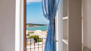 Un balcón con vistas a un pueblo costero y al mar.