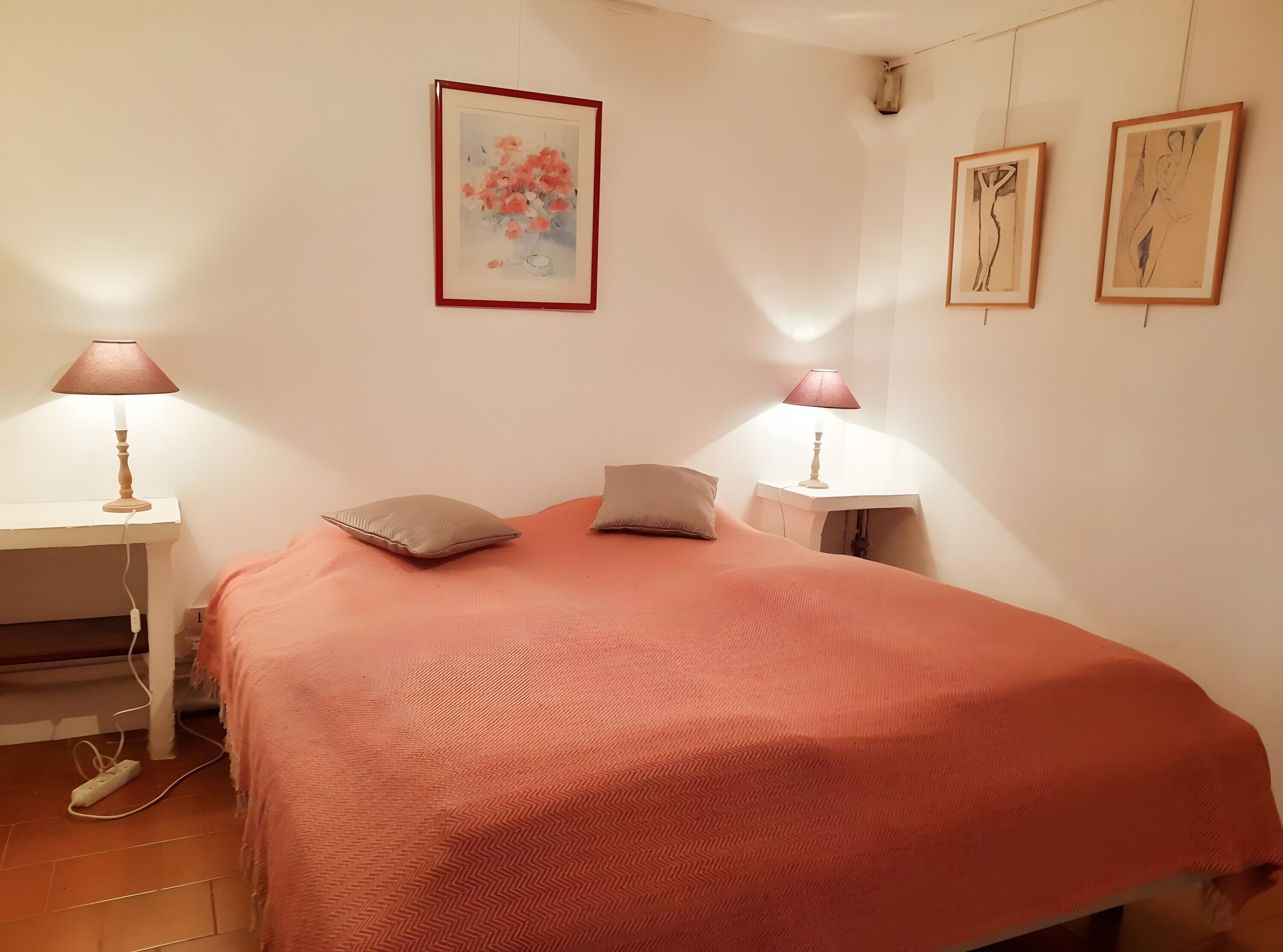 4 slaapkamers, een strijkplank/strijkijzer, wifi