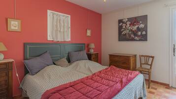4 bedrooms, iron/ironing board, WiFi, bed sheets