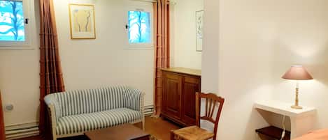 4 bedrooms, iron/ironing board, WiFi