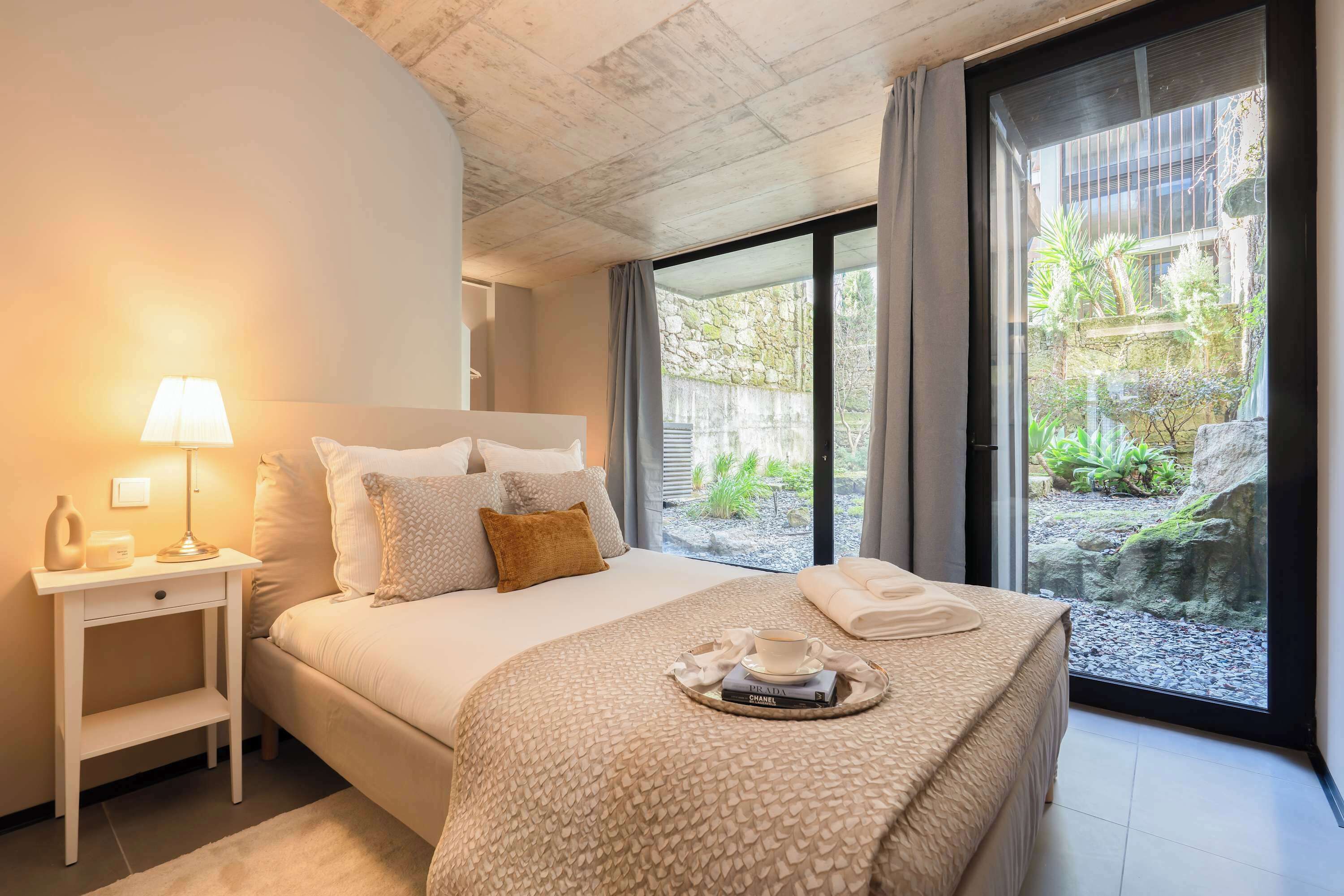 29 chambres, bureau, fer et planche à repasser, lit parapluie