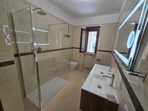 Shower, hair dryer, bidet, towels - MaVa Rooms, breakfast included, 300mt from the sea and 800 from the center (vieste)