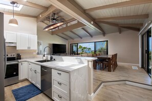 Oven, dishwasher - Kona Beach House Getaway (Kailua-Kona)