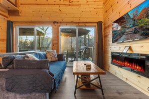 Living area - The Hummingbird - Mountaintop Cabin w/ Hot Tub (Stanton)