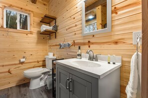 Sèche-cheveux, serviettes fournies, savon, papier toilette