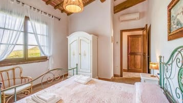 Brunello | Premium bedding, down comforters, desk, cribs/infant beds