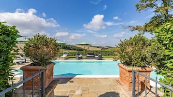 Piscine extérieure (ouverte en saison)