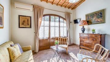 Sassicaia | Área de sala de estar | Televisión de pantalla plana de 32 pulgadas con canales vía satélite