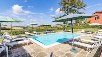 Una piscina al aire libre de temporada