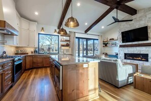 Fridge, microwave, oven, stovetop - Teton Gateway Lodge Near Jackson Hole | Hot Tub (Victor)
