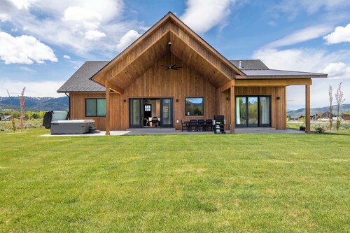 Teton Homestead: Gateway Lodge Near Jackson Hole