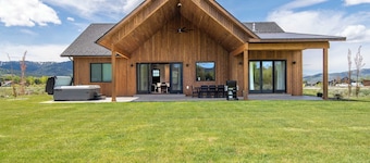 Teton Homestead: Gateway Lodge Near Jackson Hole