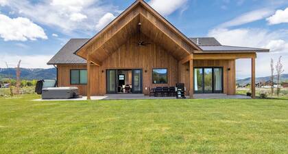 Teton Homestead: Gateway Lodge Near Jackson Hole