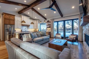 TV, offices - Teton Gateway Lodge Near Jackson Hole | Hot Tub (Victor)