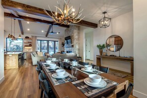 Dining - Teton Gateway Lodge Near Jackson Hole | Hot Tub (Victor)