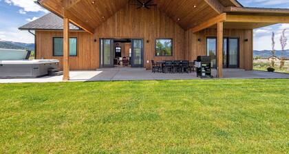 Teton Homestead: Gateway Lodge Near Jackson Hole