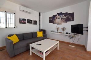 TV - Cozy casita in the countryside with swimming pool, near Málaga (Almogía)