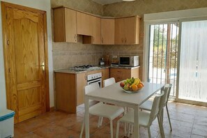 Fridge, microwave, oven, dishwasher - Cozy casita in the countryside with swimming pool, near Málaga (Almogía)