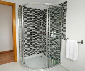 Shower, towels - Cozy casita in the countryside with swimming pool, near Málaga (Almogía)