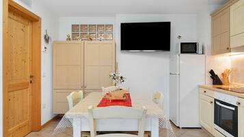 Geladeira, micro-ondas, fogão, cooktop