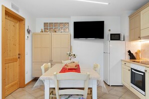 Private kitchen - Apartment 'Lory' with Mountain View and Balcony (Daldoss)
