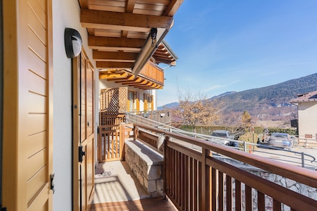 Property grounds. Apartment 'Lory' with Mountain View and Balcony