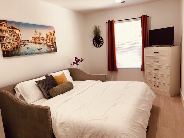 3 habitaciones, tabla de planchar con plancha, wifi y ropa de cama 