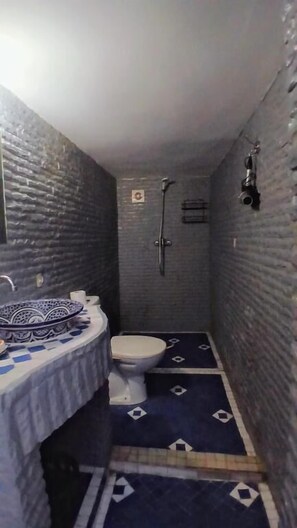 Habitación doble, vistas al patio | Baño | Artículos de higiene personal gratuitos, secador de pelo y toallas