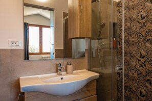 Shower, hair dryer, towels - Bellacosa Villa with Private Pool and View (Sicilia)