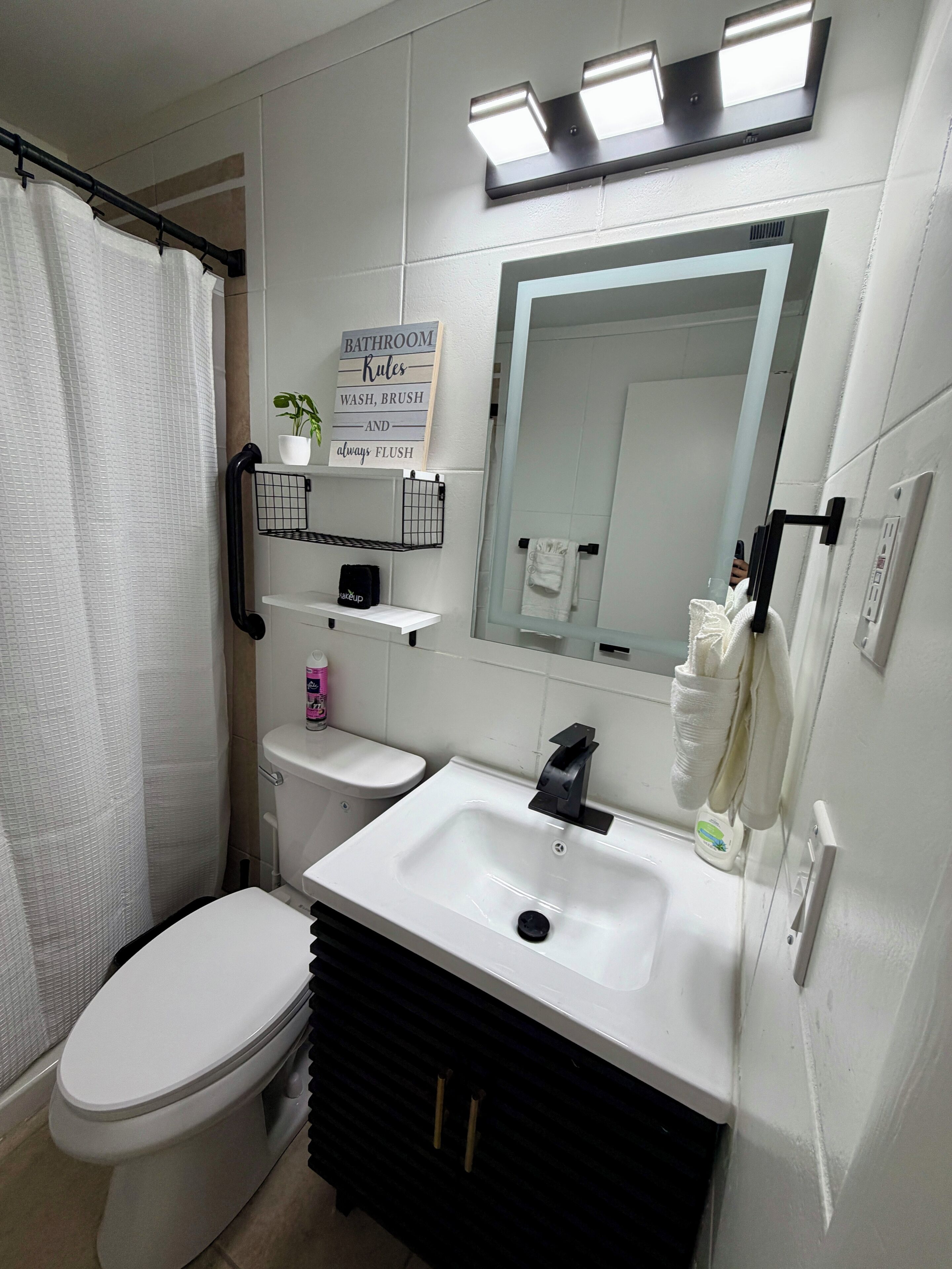 Regadera, toallas, jabón, papel de baño 