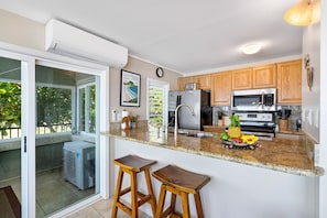 Kondominium Standar, beranda, pemandangan samudra | Dapur pribadi | Lemari es besar, microwave, oven, dan kompor