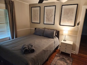 3 habitaciones, tabla de planchar con plancha, wifi y ropa de cama