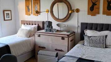 6 bedrooms, iron/ironing board, internet, bed sheets