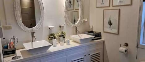 Secadora de cabello, toallas, jabón, papel de baño