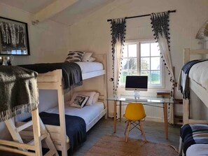 6 habitaciones, tabla de planchar con plancha, internet y ropa de cama