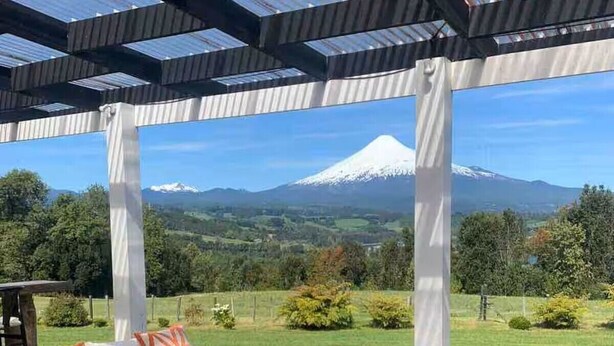 Un espacio de estar al aire libre con vistas a la montaña.