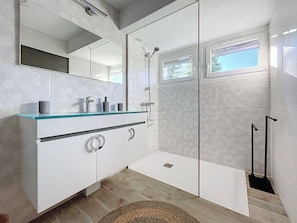 Hair dryer, towels - Gite Jade - Four Bedroom House, Sleeps 8 (Samois-sur-Seine)