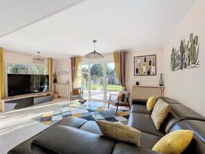 Smart TV - Gite Jade - Four Bedroom House, Sleeps 8 (Samois-sur-Seine)