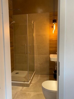 Shower, hair dryer, towels, soap - City apartment in old building style (Paderborn)