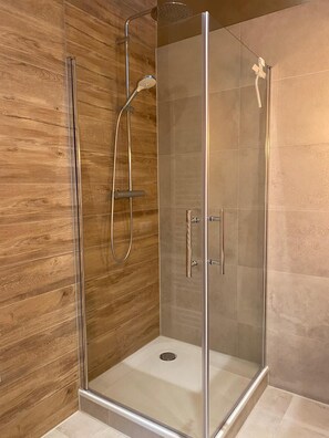 Shower, hair dryer, towels, soap - City apartment in old building style (Paderborn)