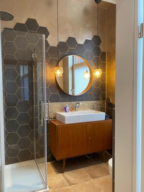 تجهيزات دش، مجففات شعر، مناشف، صابون