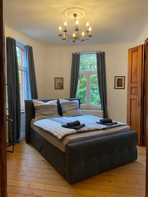 3 bedrooms, iron/ironing board, free WiFi, bed sheets - City apartment in old building style (Paderborn)
