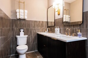 Shower, eco-friendly toiletries, hair dryer - Hollyhock Suite 412: 1 bed/1 bath (Louisville)