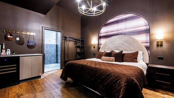 Caja de seguridad en la habitación y tabla de planchar con plancha